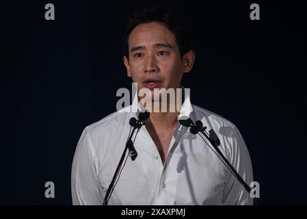 Bangkok, Thailand. Juni 2024. Pita Limjaroenrat, eine ehemalige Vorsitzende der Move Forward Party, spricht während einer Pressekonferenz über den Auflösungsfall der Partei im Hauptquartier der Move Forward Party mit den Medien. Die Move Forward Party stellt sich gegen den Auflösungsfall der Partei, nachdem das Verfassungsgericht am 12. Juni 2024 einen Prozess über ihren Fall abhalten wird, nachdem die Partei eine Kampagne zur Änderung des Lese Majest Gesetzes (artikel 112) bei den thailändischen Parlamentswahlen am 2023. Mai eingesetzt hatte. (Foto: Peerapon Boonyakiat/SOPA Images/SIPA USA) Credit: SIPA USA/Alamy Live News Stockfoto