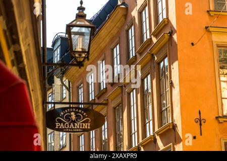 Fassaden in der Altstadt von Stockholm. Viele Häuser sind in hellen Ocker- und Gelbtönen gestrichen. Dieses Designmerkmal geht auf Nicodemus Tessin dem Jüngeren zurück. Er war um 1700 der bedeutendste Architekt Schwedens und empfahl, die Häuser der Stadt in hellen Farben zu malen. Die Architektur im Stockholmer Stadtbild hat einen italienischen Einfluss. Stockholm, Schweden Stockfoto