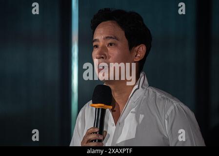 Bangkok, Thailand. Juni 2024. Pita Limjaroenrat, eine ehemalige Vorsitzende der Move Forward Party, spricht während einer Pressekonferenz über den Auflösungsfall der Partei im Hauptquartier der Move Forward Party mit den Medien. Die Move Forward Party stellt sich gegen den Auflösungsfall der Partei, nachdem das Verfassungsgericht am 12. Juni 2024 einen Prozess über ihren Fall abhalten wird, nachdem die Partei eine Kampagne zur Änderung des Lese Majest Gesetzes (artikel 112) bei den thailändischen Parlamentswahlen am 2023. Mai eingesetzt hatte. (Foto: Peerapon Boonyakiat/SOPA Images/SIPA USA) Credit: SIPA USA/Alamy Live News Stockfoto