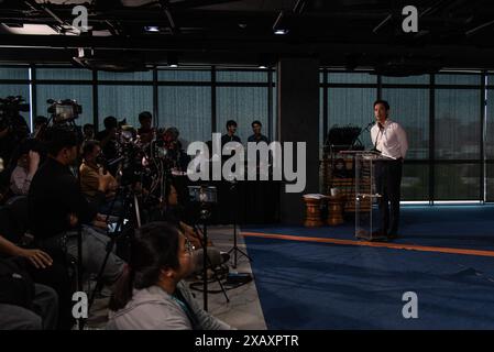 Bangkok, Thailand. Juni 2024. Pita Limjaroenrat, eine ehemalige Vorsitzende der Move Forward Party, spricht während einer Pressekonferenz über den Auflösungsfall der Partei im Hauptquartier der Move Forward Party mit den Medien. Die Move Forward Party stellt sich gegen den Auflösungsfall der Partei, nachdem das Verfassungsgericht am 12. Juni 2024 einen Prozess über ihren Fall abhalten wird, nachdem die Partei eine Kampagne zur Änderung des Lese Majest Gesetzes (artikel 112) bei den thailändischen Parlamentswahlen am 2023. Mai eingesetzt hatte. (Foto: Peerapon Boonyakiat/SOPA Images/SIPA USA) Credit: SIPA USA/Alamy Live News Stockfoto