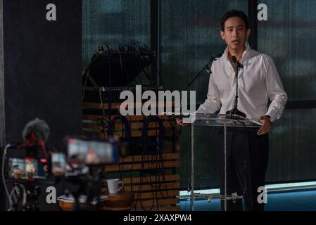Bangkok, Thailand. Juni 2024. Pita Limjaroenrat, eine ehemalige Vorsitzende der Move Forward Party, spricht während einer Pressekonferenz über den Auflösungsfall der Partei im Hauptquartier der Move Forward Party mit den Medien. Die Move Forward Party stellt sich gegen den Auflösungsfall der Partei, nachdem das Verfassungsgericht am 12. Juni 2024 einen Prozess über ihren Fall abhalten wird, nachdem die Partei eine Kampagne zur Änderung des Lese Majest Gesetzes (artikel 112) bei den thailändischen Parlamentswahlen am 2023. Mai eingesetzt hatte. (Foto: Peerapon Boonyakiat/SOPA Images/SIPA USA) Credit: SIPA USA/Alamy Live News Stockfoto