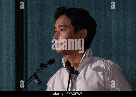 Bangkok, Thailand. Juni 2024. Pita Limjaroenrat, eine ehemalige Vorsitzende der Move Forward Party, spricht während einer Pressekonferenz über den Auflösungsfall der Partei im Hauptquartier der Move Forward Party mit den Medien. Die Move Forward Party stellt sich gegen den Auflösungsfall der Partei, nachdem das Verfassungsgericht am 12. Juni 2024 einen Prozess über ihren Fall abhalten wird, nachdem die Partei eine Kampagne zur Änderung des Lese Majest Gesetzes (artikel 112) bei den thailändischen Parlamentswahlen am 2023. Mai eingesetzt hatte. (Foto: Peerapon Boonyakiat/SOPA Images/SIPA USA) Credit: SIPA USA/Alamy Live News Stockfoto