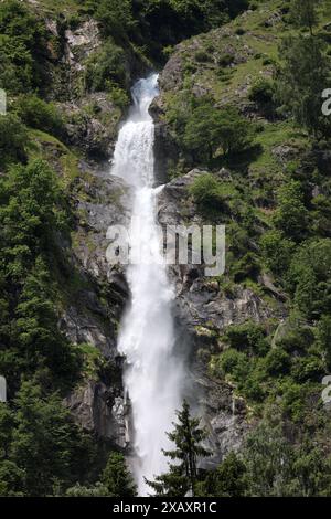 Partschins, Südtirol, Italien 06. Juni 2024: Hier der Blick auf den Partschinser Wasserfall, bei Partschins, Parcines nahe Meran, hier deutlich zu sehen die Wucht, Wassermassen, Natur, Naturgewalt, Naturschauspiel, Hotspot, Fotopoint, Tourismus, Wahrzeichen, Südtirol, Meraner Land, Burggrafenamt, Zielbach, Frontansicht, Blick von vorne *** Partschines, Südtirol, Italien 06 Juni 2024 hier ist der Blick auf den Partschiner Wasserfall, bei Partschines, Partschines bei Meran, hier kann man die Kraft, Wassermassen, Natur, Naturkraft, Naturschauspiel, Hotspot, Fotopunkt, Tourismus, Wahrzeichen, Stockfoto