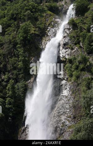 Partschins, Südtirol, Italien 06. Juni 2024: Hier der Blick auf den Partschinser Wasserfall, bei Partschins, Parcines nahe Meran, hier deutlich zu sehen die Wucht, Wassermassen, Natur, Naturgewalt, Naturschauspiel, Hotspot, Fotopoint, Tourismus, Wahrzeichen, Südtirol, Meraner Land, Burggrafenamt, Zielbach *** Partschines, Südtirol, Italien 06 Juni 2024 hier ist der Blick auf den Partschiner Wasserfall, bei Partschines, Partschines bei Meran, hier kann man die Kraft, Wassermassen, Natur, Naturkraft, Naturschauspiel, Hotspot, Fotopunkt, Tourismus, Wahrzeichen, Südtirol, Region Meran, BU Stockfoto