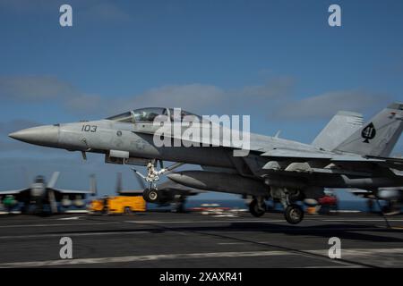 240524-N-IJ966-2011 PACIFIC OCEAN (24. Mai 2024) Lt. Steven Price und Sen. Mark Kelly aus Arizona landen auf dem Flugdeck der Th Stockfoto