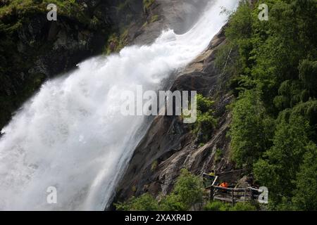 Partschins, Südtirol, Italien 06. Juni 2024: Hier der Blick auf den Partschinser Wasserfall, bei Partschins, Parcines nahe Meran, hier deutlich zu sehen die Wucht, Wassermassen, Natur, Naturgewalt, Naturschauspiel, Hotspot, Fotopoint, Tourismus, Wahrzeichen, Südtirol, Meraner Land, Burggrafenamt, Zielbach, unten rechts der Weg zur Aussichtskanzel *** Partschines, Südtirol, Italien 06 Juni 2024 hier ist der Blick auf den Partschiner Wasserfall, bei Partschinen, Partschinen bei Meran, hier kann man die Kraft, Wassermassen, Natur, Naturkraft, Naturschauspiel, Hotspot, Fotomotiv, Tourismus, Stockfoto