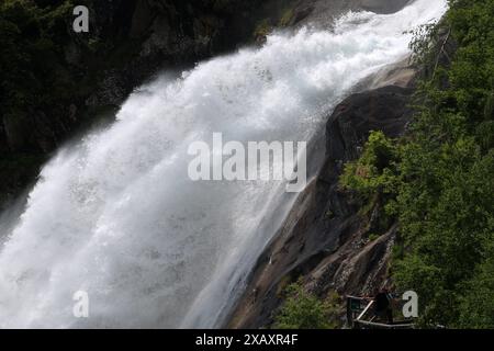 Partschins, Südtirol, Italien 06. Juni 2024: Hier der Blick auf den Partschinser Wasserfall, bei Partschins, Parcines nahe Meran, hier deutlich zu sehen die Wucht, Wassermassen, Natur, Naturgewalt, Naturschauspiel, Hotspot, Fotopoint, Tourismus, Wahrzeichen, Südtirol, Meraner Land, Burggrafenamt, Zielbach *** Partschines, Südtirol, Italien 06 Juni 2024 hier ist der Blick auf den Partschiner Wasserfall, bei Partschines, Partschines bei Meran, hier kann man die Kraft, Wassermassen, Natur, Naturkraft, Naturschauspiel, Hotspot, Fotopunkt, Tourismus, Wahrzeichen, Südtirol, Region Meran, BU Stockfoto