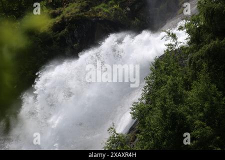 Partschins, Südtirol, Italien 06. Juni 2024: Hier der Blick auf den Partschinser Wasserfall, bei Partschins, Parcines nahe Meran, hier deutlich zu sehen die Wucht, Wassermassen, Natur, Naturgewalt, Naturschauspiel, Hotspot, Fotopoint, Tourismus, Wahrzeichen, Südtirol, Meranerland, Burggrafenamt, Zielbach, seitlich *** Parcines, Südtirol, Italien 06 Juni 2024 hier ist der Blick auf den Partschiner Wasserfall, bei Partschins, Partschins bei Meran, hier kann man die Kraft, die Wassermassen, die Natur, die Kraft der Natur, das Naturschauspiel, Hotspot, Fotopunkt, Tourismus, Wahrzeichen, Südtirol, Meran Stockfoto