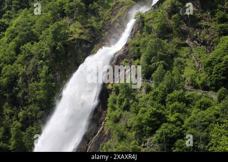 Partschins, Südtirol, Italien 06. Juni 2024: Hier der Blick auf den Partschinser Wasserfall, bei Partschins, Parcines nahe Meran, hier deutlich zu sehen die Wucht, Wassermassen, Natur, Naturgewalt, Naturschauspiel, Hotspot, Fotopoint, Tourismus, Wahrzeichen, Südtirol, Meraner Land, Burggrafenamt, Zielbach *** Partschines, Südtirol, Italien 06 Juni 2024 hier ist der Blick auf den Partschiner Wasserfall, bei Partschines, Partschines bei Meran, hier kann man die Kraft, Wassermassen, Natur, Naturkraft, Naturschauspiel, Hotspot, Fotopunkt, Tourismus, Wahrzeichen, Südtirol, Region Meran, BU Stockfoto