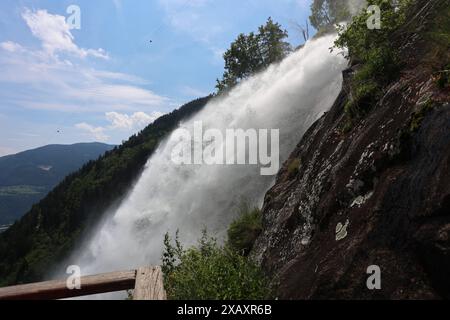 Partschins, Südtirol, Italien 06. Juni 2024: Hier der Blick auf den Partschinser Wasserfall, bei Partschins, Parcines nahe Meran, hier deutlich zu sehen die Wucht, Wassermassen, Natur, Naturgewalt, Naturschauspiel, Hotspot, Fotopoint, Tourismus, Wahrzeichen, Südtirol, Meraner Land, Burggrafenamt, Zielbach, hier der Blick von der Aussichtskanzel *** Partschines, Südtirol, Italien 06 Juni 2024 hier ist der Blick auf den Partschiner Wasserfall, bei Partschinen, Partschinen bei Meran, hier kann man die Kraft, Wassermassen, Natur, Naturkraft, Naturschauspiel, Hotspot, Fotomotiv, Tourismus, Stockfoto