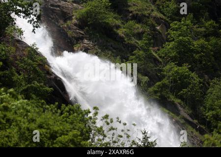 Partschins, Südtirol, Italien 06. Juni 2024: Hier der Blick auf den Partschinser Wasserfall, bei Partschins, Parcines nahe Meran, hier deutlich zu sehen die Wucht, Wassermassen, Natur, Naturgewalt, Naturschauspiel, Hotspot, Fotopoint, Tourismus, Wahrzeichen, Südtirol, Meraner Land, Burggrafenamt, Zielbach *** Partschines, Südtirol, Italien 06 Juni 2024 hier ist der Blick auf den Partschiner Wasserfall, bei Partschines, Partschines bei Meran, hier kann man die Kraft, Wassermassen, Natur, Naturkraft, Naturschauspiel, Hotspot, Fotopunkt, Tourismus, Wahrzeichen, Südtirol, Region Meran, BU Stockfoto