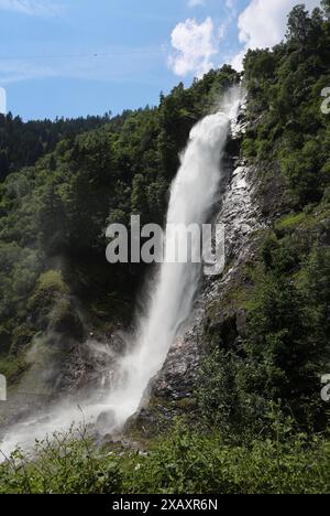 Partschins, Südtirol, Italien 06. Juni 2024: Hier der Blick auf den Partschinser Wasserfall, bei Partschins, Parcines nahe Meran, hier deutlich zu sehen die Wucht, Wassermassen, Natur, Naturgewalt, Naturschauspiel, Hotspot, Fotopoint, Tourismus, Wahrzeichen, Südtirol, Meraner Land, Burggrafenamt, Zielbach *** Partschines, Südtirol, Italien 06 Juni 2024 hier ist der Blick auf den Partschiner Wasserfall, bei Partschines, Partschines bei Meran, hier kann man die Kraft, Wassermassen, Natur, Naturkraft, Naturschauspiel, Hotspot, Fotopunkt, Tourismus, Wahrzeichen, Südtirol, Region Meran, BU Stockfoto