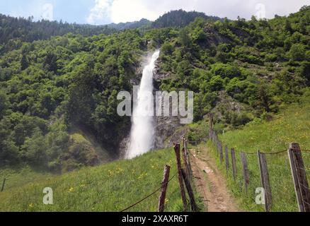 Partschins, Südtirol, Italien 06. Juni 2024: Hier der Blick auf den Partschinser Wasserfall, bei Partschins, Parcines nahe Meran, hier deutlich zu sehen die Wucht, Wassermassen, Natur, Naturgewalt, Naturschauspiel, Hotspot, Fotopoint, Tourismus, Wahrzeichen, Südtirol, Meraner Land, Burggrafenamt, Zielbach *** Partschines, Südtirol, Italien 06 Juni 2024 hier ist der Blick auf den Partschiner Wasserfall, bei Partschines, Partschines bei Meran, hier kann man die Kraft, Wassermassen, Natur, Naturkraft, Naturschauspiel, Hotspot, Fotopunkt, Tourismus, Wahrzeichen, Südtirol, Region Meran, BU Stockfoto