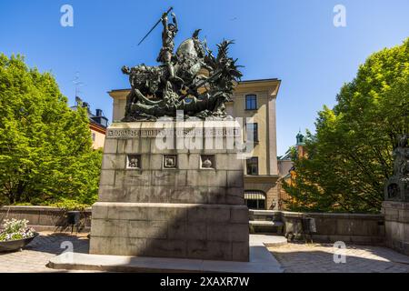 Denkmal für St. Göran och draken, Köpmangatan, Gamla stan. Die Bronzestatue des Bildhauers Otto Meyer aus dem Jahr 1912 ist eine Nachbildung des Originals von Bernt Notke aus dem 15. Jahrhundert und eine Allegorie der Schlacht bei Brunkeberg im Jahr 1471, dem Sieg der schwedischen Armee unter Sten Sture dem Älteren über den dänischen König Christian I.. St. Georg und die Drachenstatue (Sankt Göran och draken). Stockholm, Schweden Stockfoto