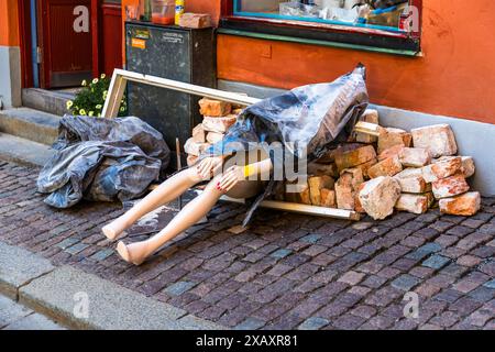 Die Schaufensterpuppe in den Trümmern. Köpmanbrinken, Stockholm, Schweden Stockfoto