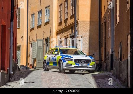 Schwedisches Polizeiauto in einer Altstadtallee in Stockholm. Polizeiauto in den engen Straßen Stockholms. Köpmanbrinken, Stockholm, Schweden Stockfoto