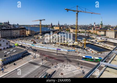 Baustelle Slussen. Die Schleuse Slussen ist ein wichtiger Verkehrsknotenpunkt im Zentrum der schwedischen Hauptstadt, nicht weit vom Königspalast und der Altstadt entfernt. Hier fließt der rund 200 Kilometer lange und für die Trinkwasserversorgung wichtige Mälarensee in die Ostsee. Der See ist etwa 70 Zentimeter höher als das Meer. Schiffe überwinden diesen Höhenunterschied mit Schleusen. Der Abschluss des Wiederaufbaus ist für 2027 geplant. Großbaustelle am Verkehrsknotenpunkt Slussen in Stockholm. Katarinahissen, Stockholm, Schweden Stockfoto