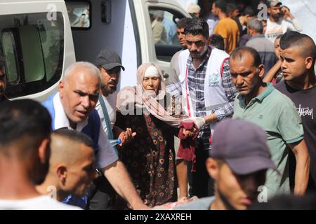 Deir Al Balah, Palästina. Juni 2024. Leichen von Palästinensern, die während der gleichzeitigen israelischen Angriffe auf Nuseirat getötet wurden, wurden am 8. Juni 2024 in das Al-Aqsa Märtyrerkrankenhaus in Deir al-Balah, Gaza-Streifen, Palästina, gebracht. Foto: Ramez Habboub/ABACAPRESS. COM Credit: Abaca Press/Alamy Live News Stockfoto