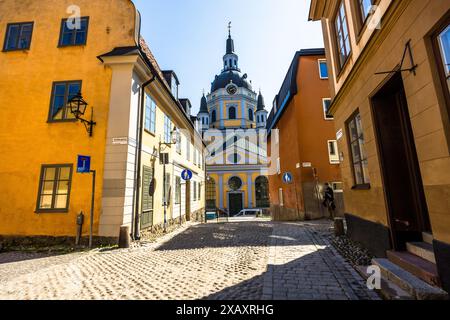 Die Katarina Kyrka erhebt sich über einer Handvoll alter Holzhäuser aus dem 17. Jahrhundert im Södermalm-Bezirk. Architekt Jean de la Vallée entwarf die Barockkirche, deren Bau 1656 begann und 1695 abgeschlossen wurde. Ein Brand zerstörte die Kirche 1723 fast vollständig, woraufhin sie mit einem größeren, oktogonalen Turm wiederaufgebaut wurde. Ein zweiter großer Brand im Jahr 1990 ließ kaum mehr als die Außenwände stehen, und seit ihrer Wiedereröffnung im Jahr 1995 dient die Kirche wieder als Pfarrkirche. Södermalm, Stockholm, Stockholms län, Schweden. Stockfoto