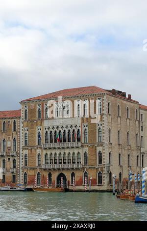 Venedig, Canal Grande und der Palast Ca' Foscari Stockfoto