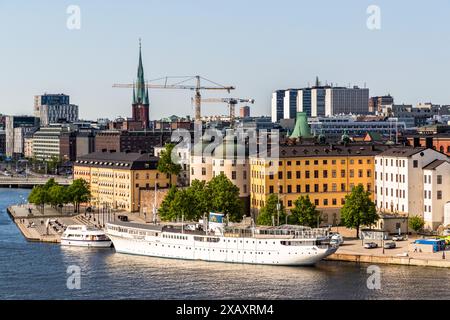 Der Montelius Trail im angesagten Stadtteil Södermalm bietet von oben einen Blick auf die Bezirke Gamla Stan und Kungsholmen. Der Weg ist 400 Meter lang und bietet Sitzplätze und Picknickbereiche. Stadtbild von Stockholm. Söder Mälarstrand, Stockholm, Schweden Stockfoto