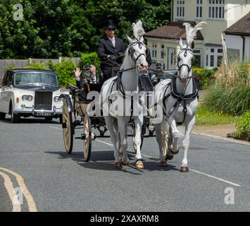 Brentwood, Großbritannien. Juni 2024. Mark Haigh, der neue Bürgermeister von Brentwood, kommt auf dem jährlichen Strawberry Sports Festival in offener Kutsche von Bennetts, Bestattungsdirektoren Credit: Richard Lincoln/Alamy Live News Stockfoto