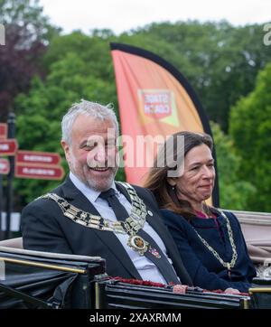 Brentwood, Großbritannien. Juni 2024. Mark Haigh, der neue Bürgermeister von Brentwood, kommt auf dem jährlichen Strawberry Sports Festival in offener Kutsche von Bennetts, Bestattungsdirektoren Credit: Richard Lincoln/Alamy Live News Stockfoto