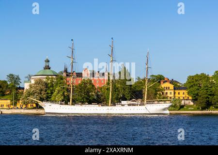 Segelschiff vor der Museumsinsel Skeppsholmen. Stadtbild von Stockholm. Skeppsbron, Stockholm, Schweden Stockfoto