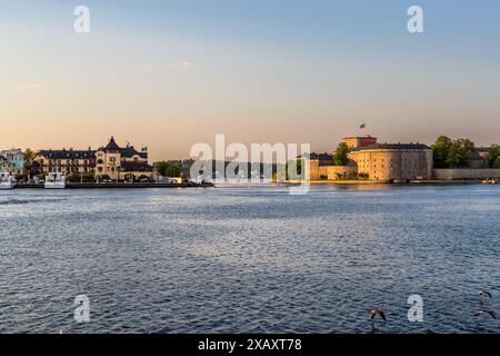 Die Festung Vaxholm ist eine Festung auf der Insel Vaxholmen im Stockholmer Archipel. Die Festung wurde 1548 erbaut. Sie wurde 1604 verstärkt und 1833 komplett umgebaut. Die Festung Vaxholm ist seit 1935 ein Nationaldenkmal. Eindruck aus dem Stockholmer Archipel. Västerhamnsplan, Vaxholms kommun, Stockholm, Schweden Stockfoto