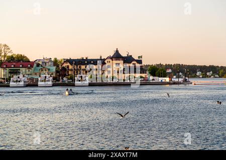 Das Dorf Vaxholmen liegt gegenüber der Festung Vaxholm im Stockholmer Archipel. Eindruck aus dem Stockholmer Archipel. Västerhamnsplan, Vaxholms kommun, Stockholm, Schweden Stockfoto