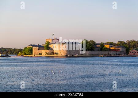 Die Festung Vaxholm ist eine Festung auf der Insel Vaxholmen im Stockholmer Archipel. Die Festung wurde 1548 erbaut. Sie wurde 1604 verstärkt und 1833 komplett umgebaut. Die Festung Vaxholm ist seit 1935 ein Nationaldenkmal. Eindruck aus dem Stockholmer Archipel. Västerhamnsplan, Vaxholms kommun, Stockholm, Schweden Stockfoto