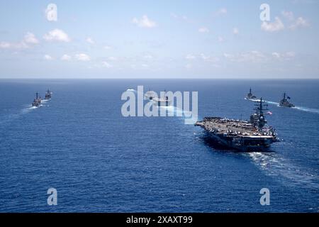 240607-N-BE723-1661 PHILIPPINISCHE SEE (7. Juni 2024) der einzige vorgelagerte Flugzeugträger der US Navy, USS Ronald Reagan (CVN 76), dampft im Format Stockfoto