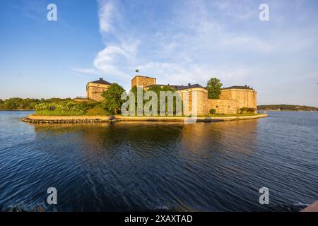 Die Festung Vaxholm ist eine Festung auf der Insel Vaxholmen im Stockholmer Archipel. Die Festung wurde 1548 erbaut. Sie wurde 1604 verstärkt und 1833 komplett umgebaut. Die Festung Vaxholm ist seit 1935 ein Nationaldenkmal. Eindruck aus dem Stockholmer Archipel. Borggården, Vaxholms kommun, Stockholm, Schweden Stockfoto