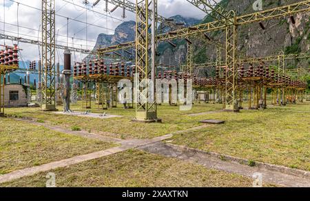 Außenansicht des Wasserkraftwerks Mezzocorona, Provinz Trient, Trentino Südtirol, Norditalien, Europa Stockfoto