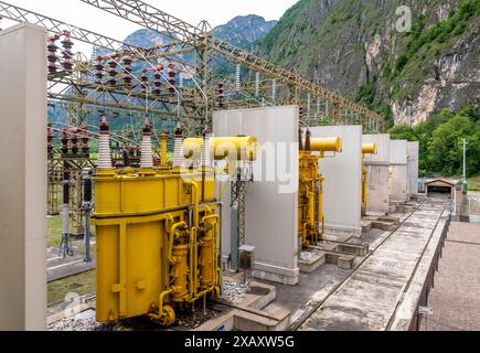 Außenansicht des Wasserkraftwerks Mezzocorona, Provinz Trient, Trentino Südtirol, Norditalien, Europa Stockfoto