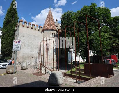 Meran, Südtirol, Italien 07. Juni 2024: Hier die Kurstadt Meran, Meran, Meran, Meraner Land, Burggrafenamt, der Blick auf die Landesfürstliche Burg, kleine restaurierte Burg aus dem 15. Jahrhundert mit Kapelle, historische Möbeln und Waffen, wandern, spazieren, Tourismus, Hotspot, Urlaubsdomizil *** Meran, Südtirol, Italien 07 Juni 2024 hier die Kurstadt Meran, Meran, Meran, Meraner Land, Burggrafenamt, der Blick auf die Landesfürstliche Burg, kleines restauriertes Schloss aus dem 15. Jahrhundert mit Kapelle, historischem Mobiliar und Waffen, Wandern, Wandern, Tourismus, Hotspot, Ferienhaus Stockfoto