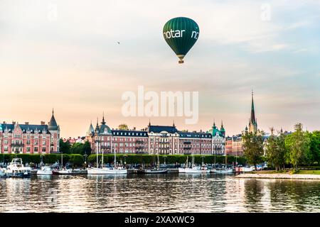 Stadt am Wasser oder Venedig des Nordens sind zwei Namen für Stockholm. Hier haben Sie einen Blick auf die Altstadt vom Wasser aus mit einem Heißluftballon. Heißluftballon (Notar) über Stockholm. Strandvägskajen, Stockholm, Stockholm, Schweden Stockfoto