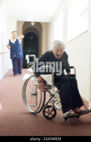 Seniorin, Rollstuhl und Flucht von Pflegekraft im Pflegeheim, Sicherheit oder Demenz. Hausmeister, ältere Frau und vermeiden Sie Arzt im Flur, Person Stockfoto