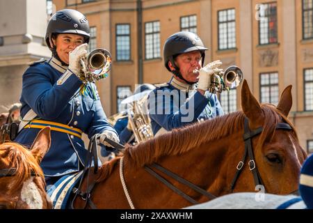 Zwei Reiter der königlichen Kavallerie zu Pferd. Jeden Tag zur Mittagszeit findet der Wachwechsel im Königspalast in Stockholm statt. Zeremonie der Kaisergarde im Königspalast von Stockholm. Wachwechsel vor dem schwedischen Königspalast in Stockholm mit musikalischer Begleitung der berittenen Band. Yttre borggården, Stockholm, Schweden Stockfoto