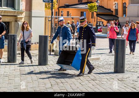 Vorbereitung der königlichen Kavallerie auf den Wachwechsel im Kungliga Slottet, dem Königspalast in Stockholm. Zeremonie der Kaisergarde im Königspalast von Stockholm. Wachwechsel vor dem schwedischen Königspalast in Stockholm mit musikalischer Begleitung der berittenen Band. Stockholm, Schweden Stockfoto