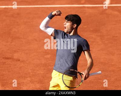 Paris, Frankreich. Juni 2024. Tennisspieler Carlos Alcaraz aus Spanien jubelt beim Tennis-Turnier French Open 2024 in Roland Garros, Paris, gegen Alexander Zverev (GER). Frank Molter/Alamy Live News Stockfoto