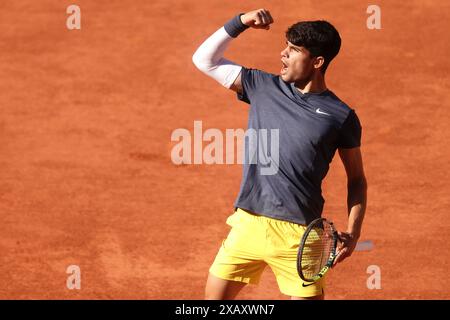 Paris, Frankreich. Juni 2024. Tennisspieler Carlos Alcaraz aus Spanien jubelt beim Tennis-Turnier French Open 2024 in Roland Garros, Paris, gegen Alexander Zverev (GER). Frank Molter/Alamy Live News Stockfoto