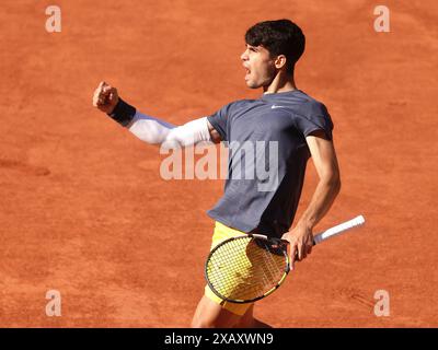 Paris, Frankreich. Juni 2024. Tennisspieler Carlos Alcaraz aus Spanien jubelt beim Tennis-Turnier French Open 2024 in Roland Garros, Paris, gegen Alexander Zverev (GER). Frank Molter/Alamy Live News Stockfoto