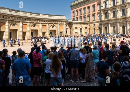 Szene des Wachwechsels bei Kungliga Slottet. Diese beliebte Touristenattraktion findet im Sommer täglich auf dem Schlossplatz statt. Die Band marschiert normalerweise zu Fuß, aber zwei Tage in der Woche marschiert sie auch als Kavallerie-Band. Zeremonie der Kaisergarde im Königspalast von Stockholm. Wachwechsel vor dem schwedischen Königspalast in Stockholm mit musikalischer Begleitung der berittenen Band. Yttre borggården, Stockholm, Schweden Stockfoto