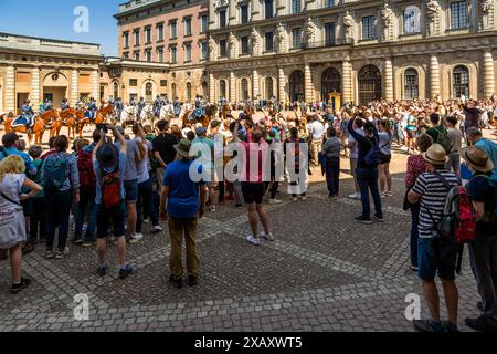 Szene des Wachwechsels bei Kungliga Slottet. Beliebte Touristenattraktion, findet im Sommer täglich auf dem Schlossplatz statt. Die Band marschiert normalerweise zu Fuß, aber zwei Tage in der Woche marschiert sie auch als Kavallerie-Band. Zeremonie der Kaisergarde im Königspalast von Stockholm. Wachwechsel vor dem schwedischen Königspalast in Stockholm mit musikalischer Begleitung der berittenen Band. Yttre borggården, Stockholm, Schweden Stockfoto