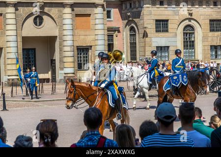 Die Kavallerie-Paraden mit Wachwechsel, meist gegen Mittag, sind spektakulär. Mit etwas Glück wird die königliche Kavallerie-Band am Ende ein Abba-Medley spielen Zeremonie der Kaisergarde im Königspalast von Stockholm. Wachwechsel und Kavalleriekapelle auf der Burg. Wachwechsel vor dem schwedischen Königspalast in Stockholm mit musikalischer Begleitung der berittenen Band. Yttre borggården, Stockholm, Schweden Stockfoto