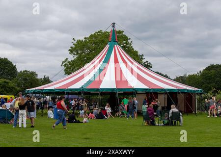 Brentwood, Großbritannien. Juni 2024. Die beliebte jährliche Strawberry Fair ist wieder da, aber mit einer leichten Namensänderung! Das Festival findet auf den King George's Playing Fields statt, in denen lokale Sportclubs den ganzen Tag über kostenlose Verkostungen für die ganze Familie genießen können. Es gibt einen großen Höhepunkt mit Unterhaltung von lokalen Künstlern, Speisen und Getränken, Fahrgeschäften und lokalen Organisationen Credit: Richard Lincoln/Alamy Live News Stockfoto