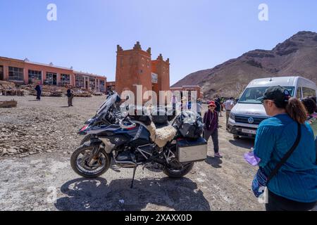 Tizi n'Tichka Pass, Marokko - 19. März 2024: Viele Reisende ruhen an einer malerischen Raststätte auf dem Berg aus. Die schönste Straße Marokkos. Stockfoto