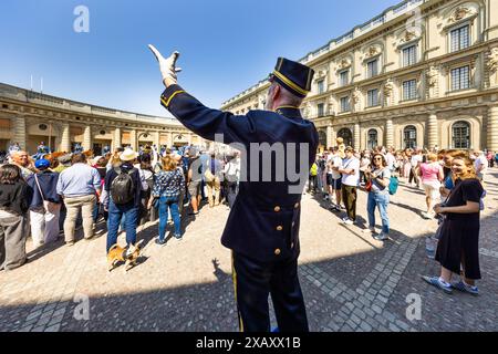 Szene des Wachwechsels bei Kungliga Slottet. Diese beliebte Touristenattraktion findet im Sommer täglich auf dem Schlossplatz statt. Die Band marschiert normalerweise zu Fuß, aber zwei Tage in der Woche marschiert sie auch als Kavallerie-Band. Zeremonie der Kaisergarde im Königspalast von Stockholm. Wachwechsel vor dem schwedischen Königspalast in Stockholm mit musikalischer Begleitung der berittenen Band. Yttre borggården, Stockholm, Schweden Stockfoto