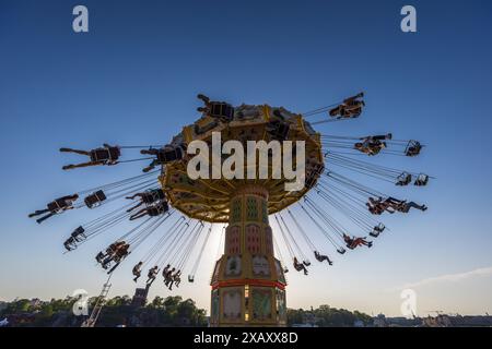 Kettenkarussell im Gröna Lund Tivoli. Saisonaler Vergnügungspark mit Achterbahnen und aufregenden Fahrgeschäften, Wettkampfspielen und Live-Konzerten. Djurgårdsstaden, Stockholm, Schweden Stockfoto